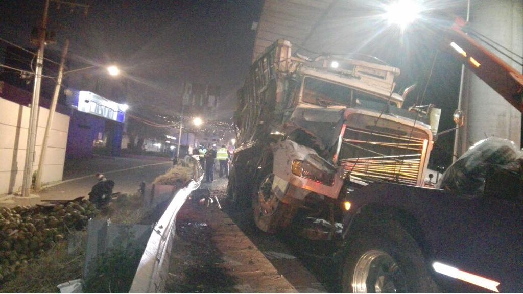 El chofer y un ayudante que viajaba en la unidad tipo torton no presentaron heridas de gravedad.