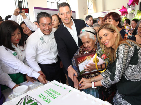 El gobernador Alejandro Murat, la presidenta del DIF estatal, Ivette Morán de Murat y el Director General del Monte de Piedad, Edgardo Aguilar Escobar