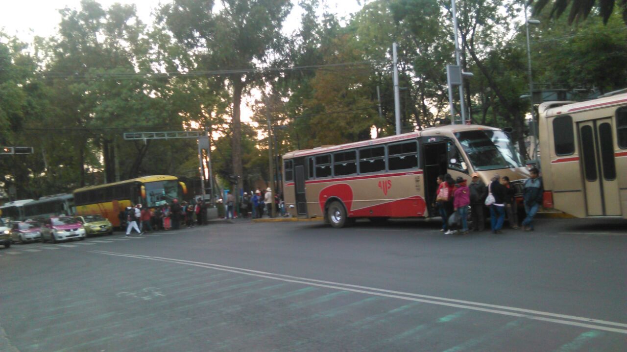 Los manifestantes son proveninetes de estados como Veracruz, Tabasco y Chiapas quienes llegan en varios autobuses foráneos a las instalaciones de la S