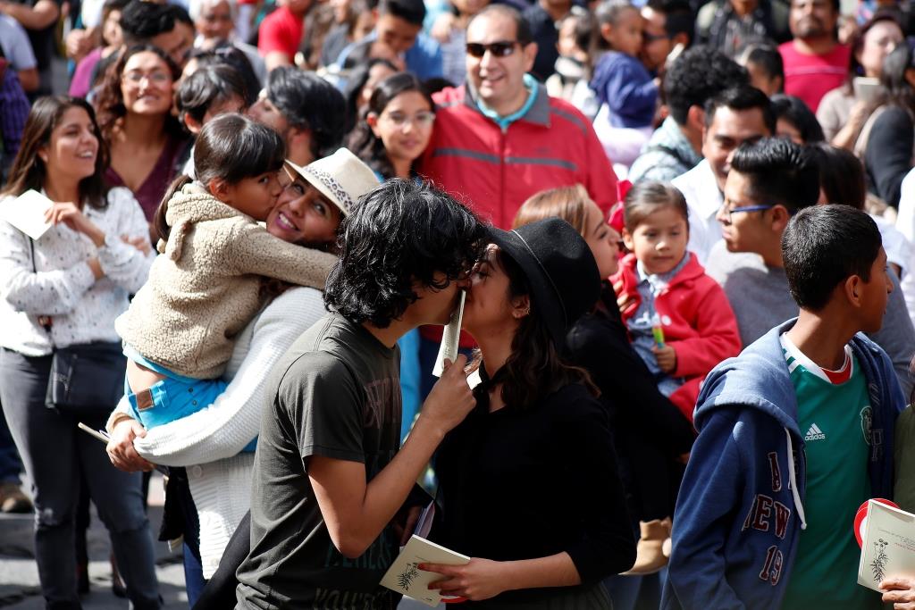 Miguel Quintero, coordinador del Fomento a la Lectura y Editorial del IMACP, dijo que por sexta edición, se realiza el beso de fotografía que es una a