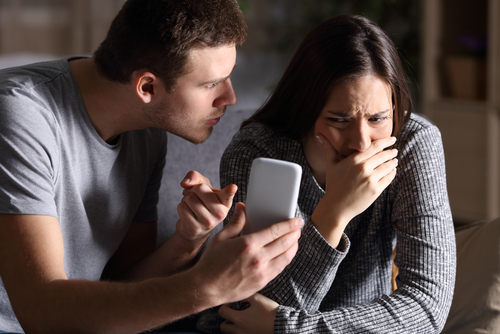 Revisar la actividad 'online' de la pareja es más frecuente de lo que se cree…
