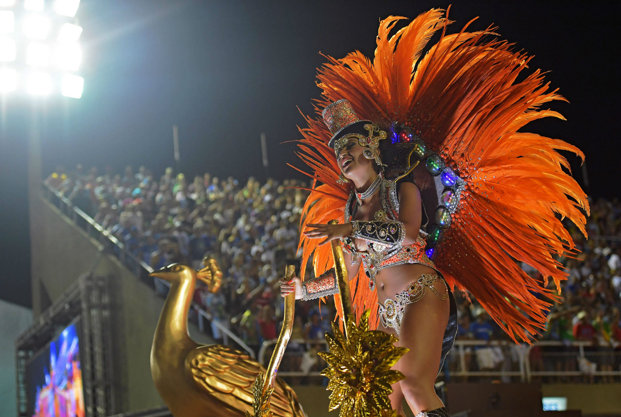 En el Sambódromo es una dura competición para coronarse como reina del carnaval, donde cada error se penaliza.