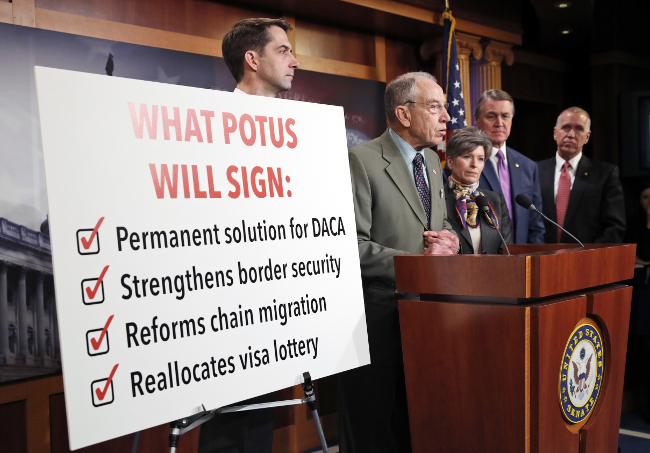 El senador Chuck Grassley, republicano por Iowa, durante una conferencia de prensa sobre un proyecto de ley de migración.