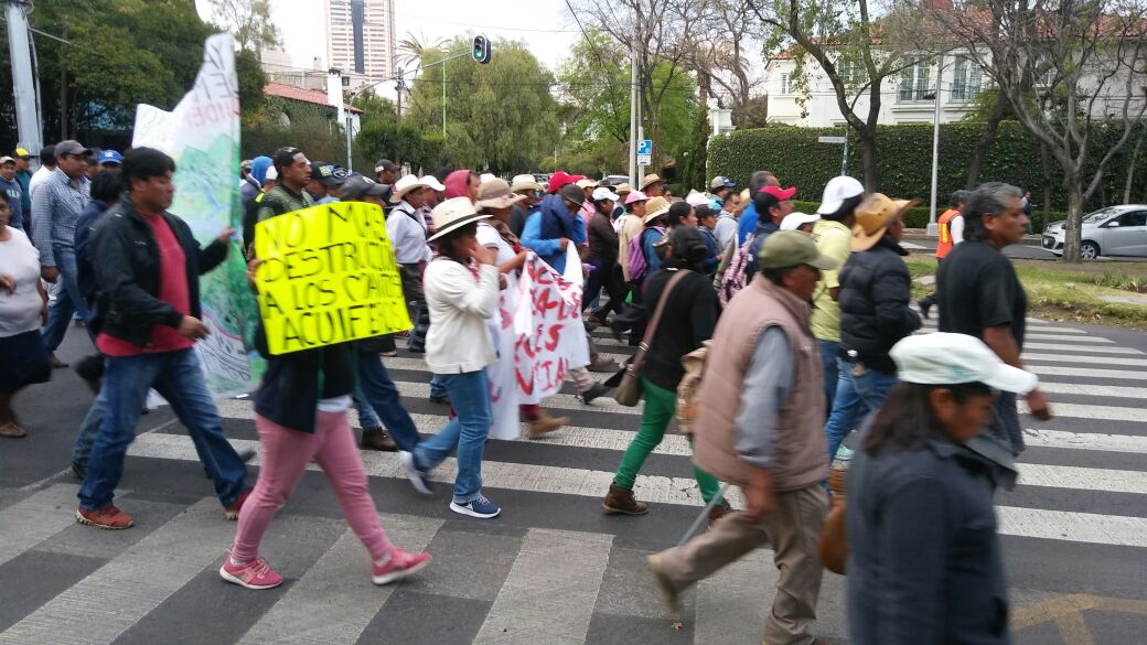 Son aproximadamente unos mil 500 manifestantes.