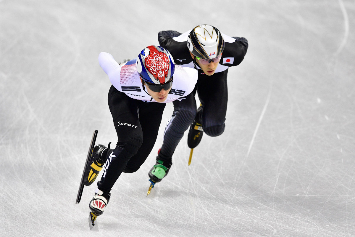 El surcoreano Seo Yira (izquierda) y el japonés Kei Saito (derecha) en una competencia en Pyeongchang 2018