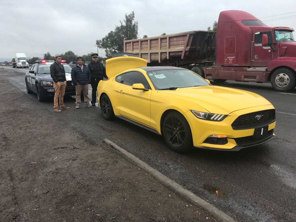 Vehículo sin placas en donde se transportaban los detenidos