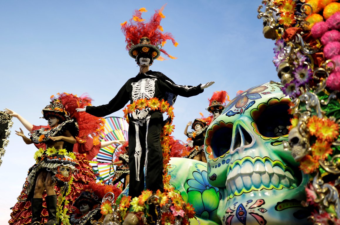 Calaveras y catrinas, figuras icónicas del Día de Muertos, desfilaron en el Sambódromo de Anhembi,
