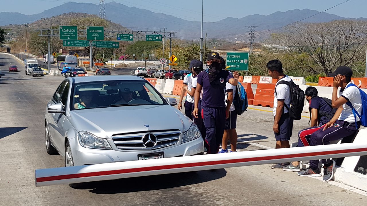 El dinero recaudado será para las caravanas que los padres de los 43 realizarán en el norte, centro y sur del país. 