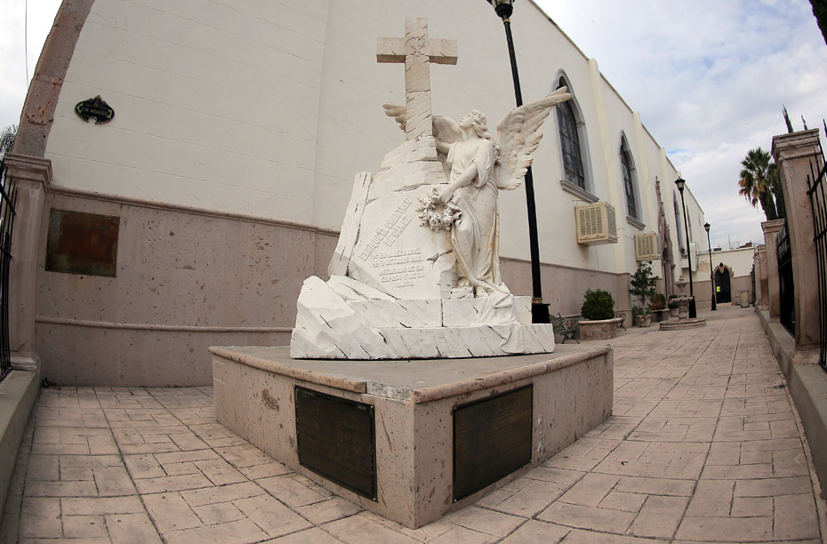 El Ángel del amor, espera por los solteros.