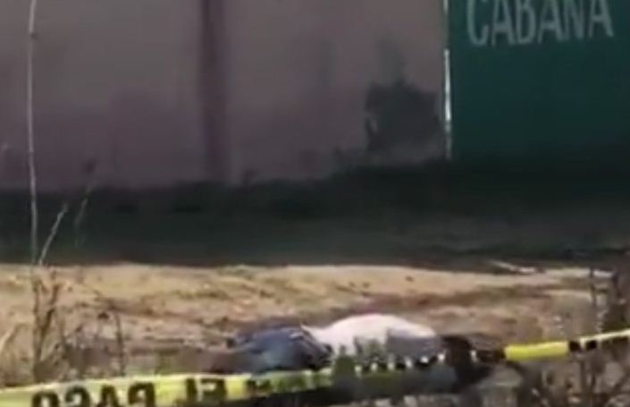 El hombre murió cerca de un hotel. 