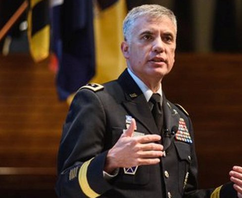 El teniente general Paul M. Nakasone.