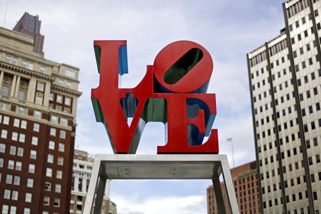 En el 2016 la escultura fue instalada temporalmente en el cercano ayuntamiento mientras el Parque Love atravesaba una remodelación.