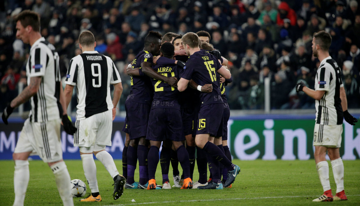 La celebración del Tottenham tras el gol de Erikse el marcador