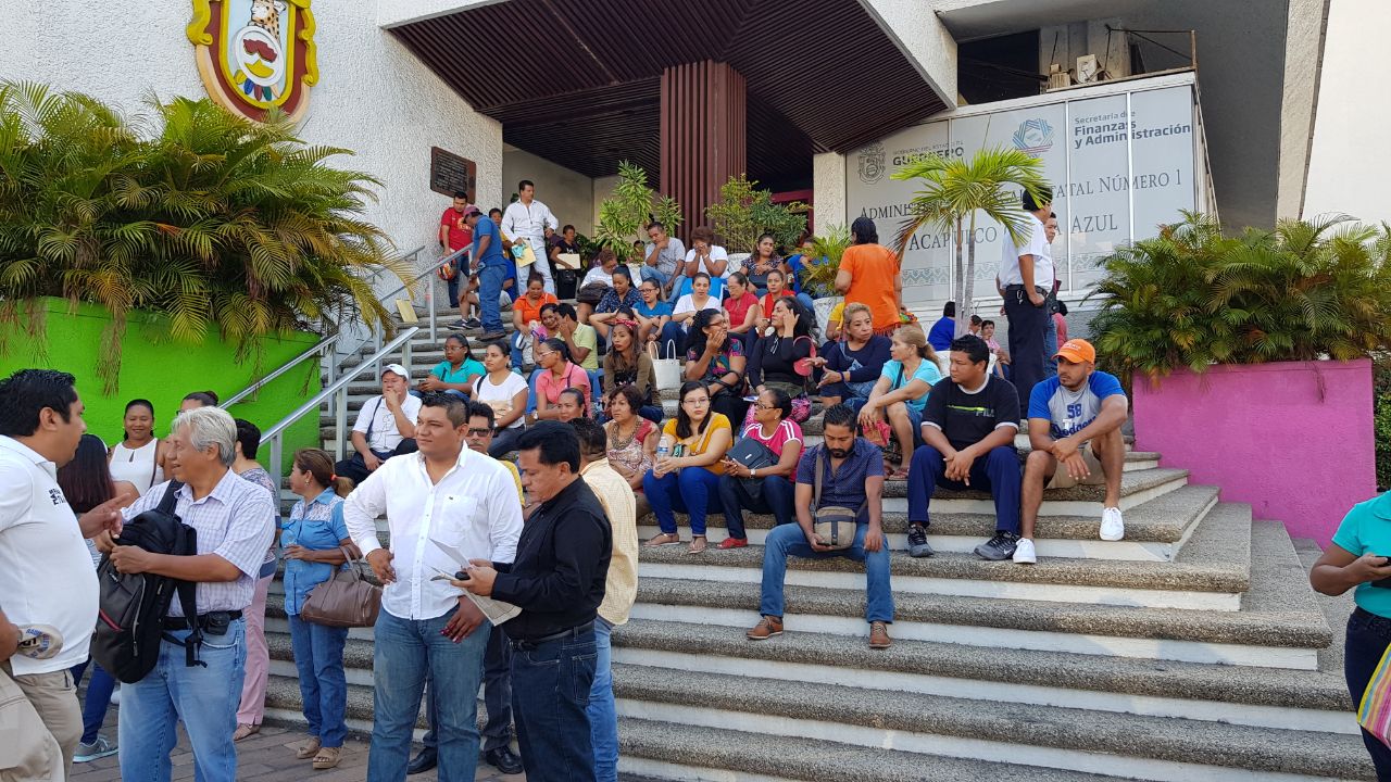 Los manifestantes no permiten la entrada de los contribuyentes a las oficinas de la dependencia.