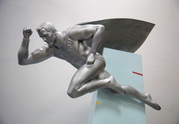 En un principio se pensó en colocar la estatua de Superman en el Salón de la Fama y Museo del Rock and Roll.