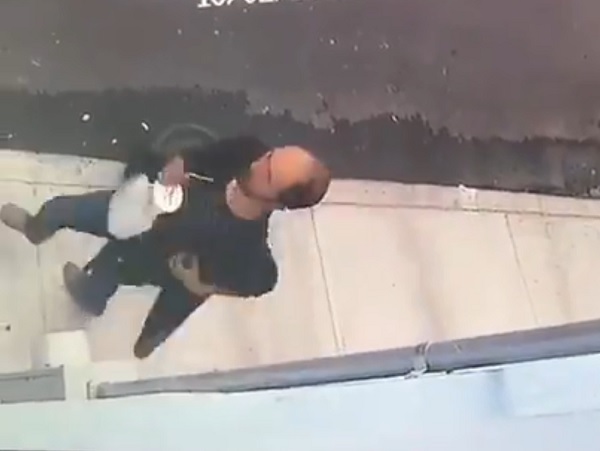 El sujeto se apoyó en una llanta para alcanzar la lámpara y llevársela guardada entre sus ropas.