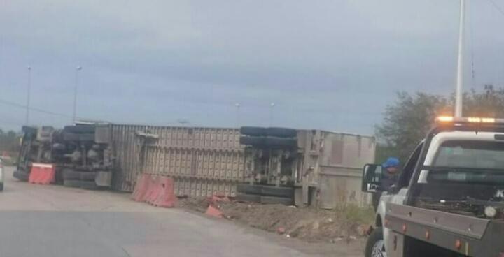 Tráiler termina volcado en la Tampico Mante.