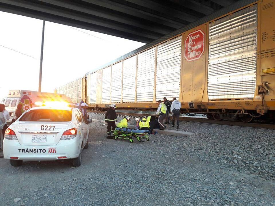 Mientras el tren se detuvo en ese punto varios testigos pidieron auxilio, arribando al lugar elementos de Protección Civil de García