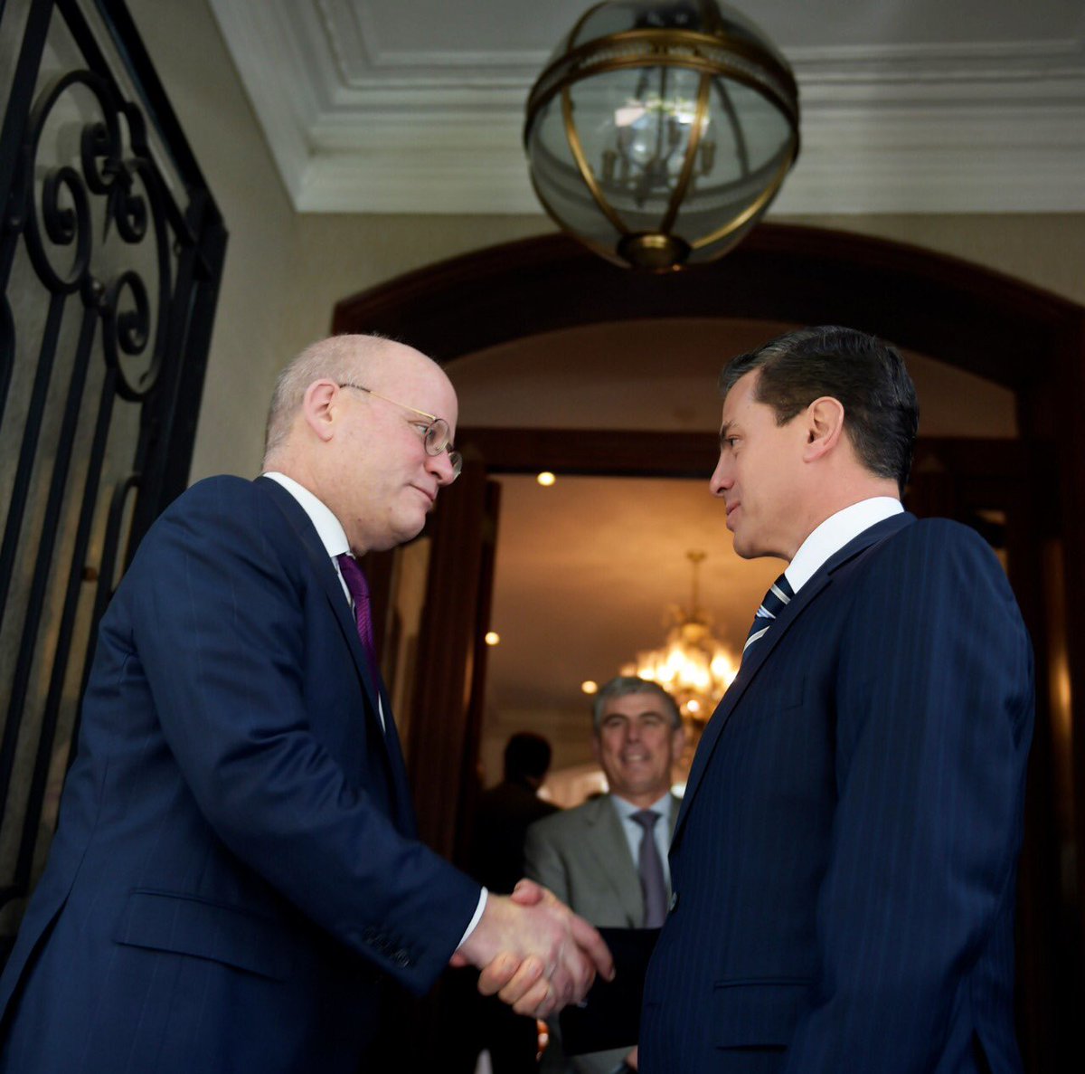 Enrique Peña Nieto y el presidente de General Electric, John Flannery.
