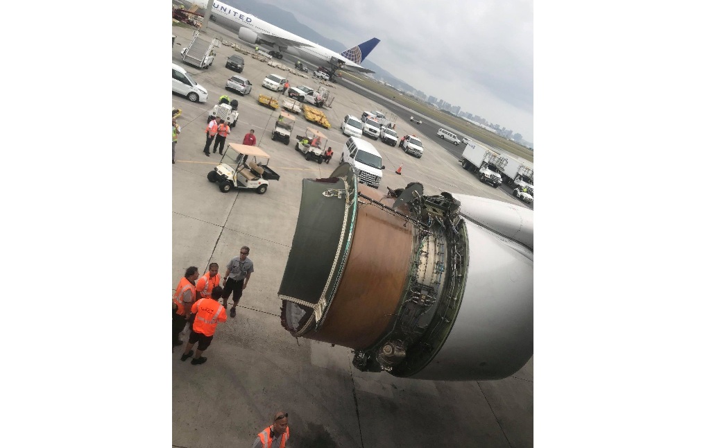 La cubierta de uno de los motores se desprendió en pleno vuelo.