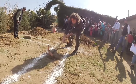 Luisito Comunica construye casas para afectados por sismos.