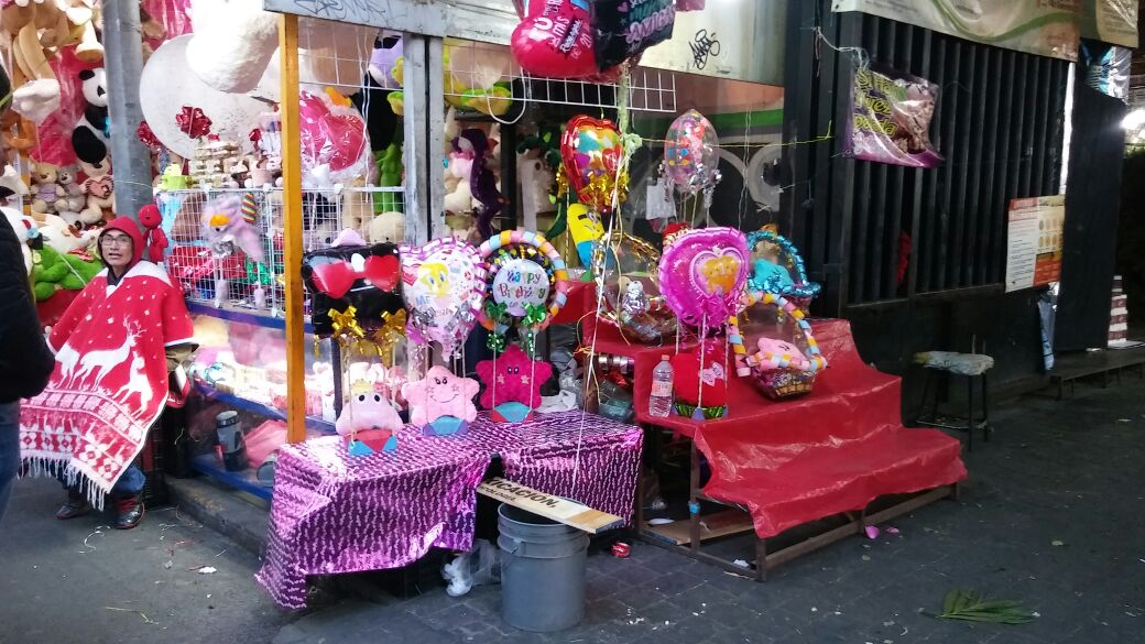 Pósteres, tarjetas, peluches y globos, de venta en el Mercado de Jamaica.