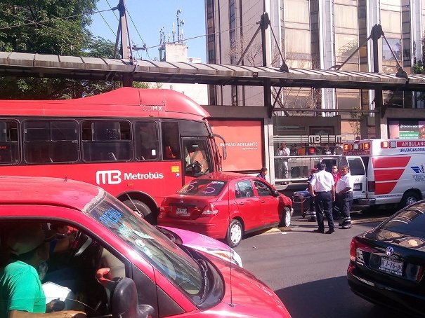 De acuerdo con testigos, el auto fue quien invadió el carril confinado del Metrobús.
