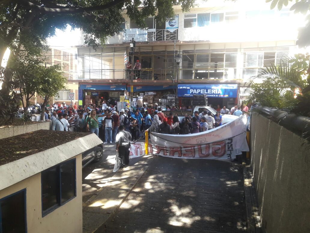  Antes de la toma del edificio, la CETEG marchó sobre la avenida Ruffo Figueroa hasta llegar al primer cuadro de Chilpancingo.