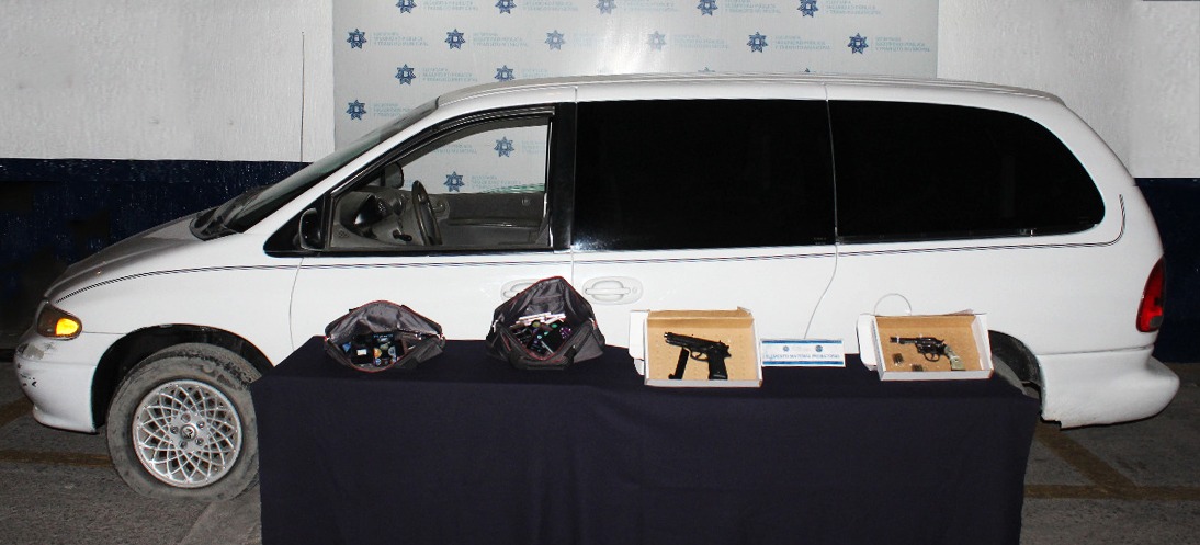 El vehículo y las armas utilizadas por los delincuentes en el asalto a la tienda departamental fueron asegurados por autoridades estatales y municipal