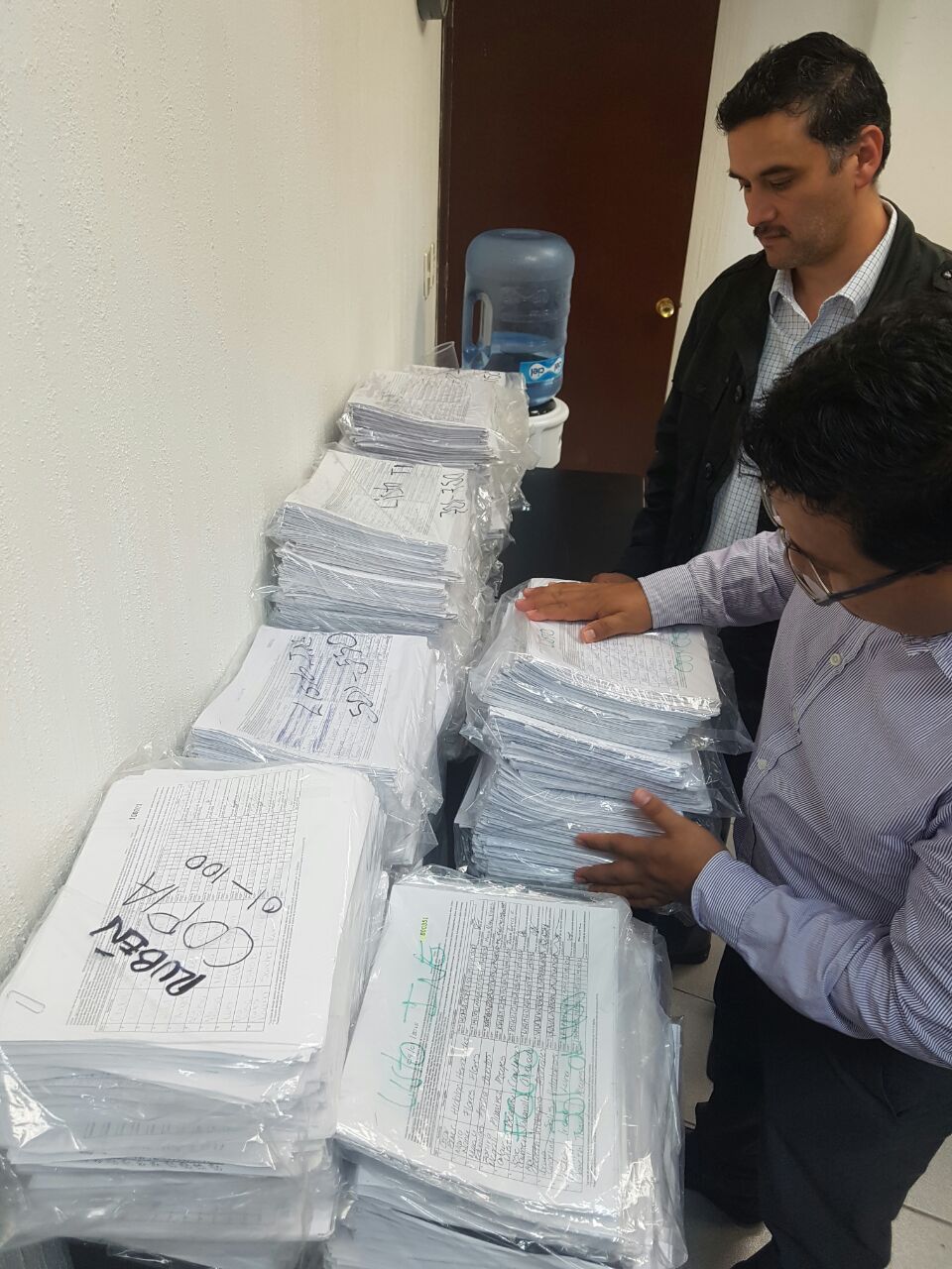 Anoche "El Bravo" Fonseca, entregó las firmas correspondientes ante el IEEG. 