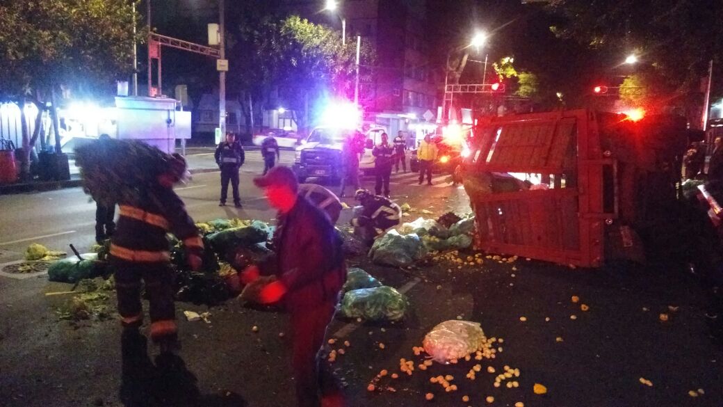 La camioneta volcó sobre su costado izquierdo regando la mercancía mientras que el automóvil quedó metros adelante sobre avenida Cuauhtémoc.