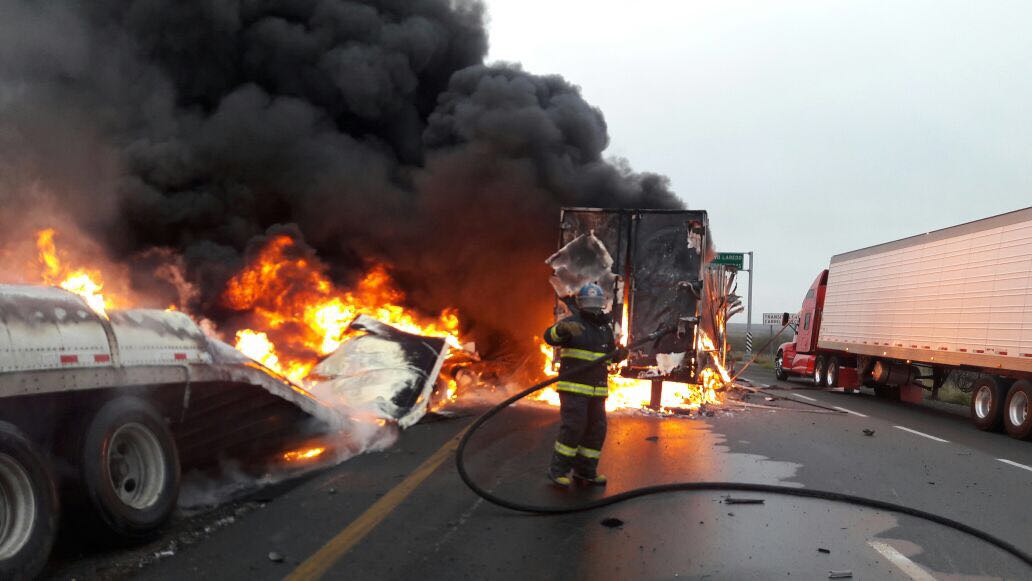 Choque entre tráileres en carretera de Nuevo Laredo.