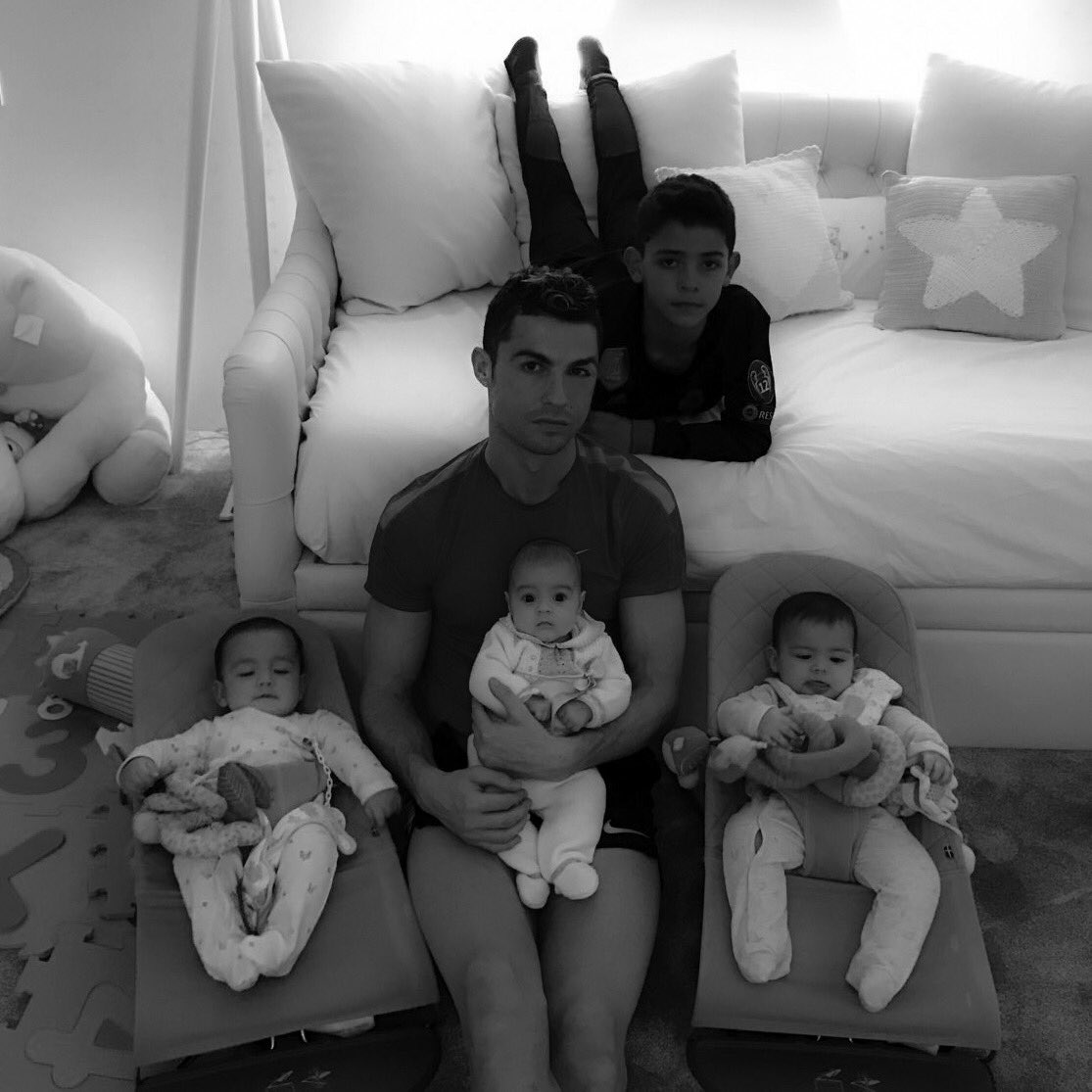 Cristiano Ronaldo junto a sus hijos