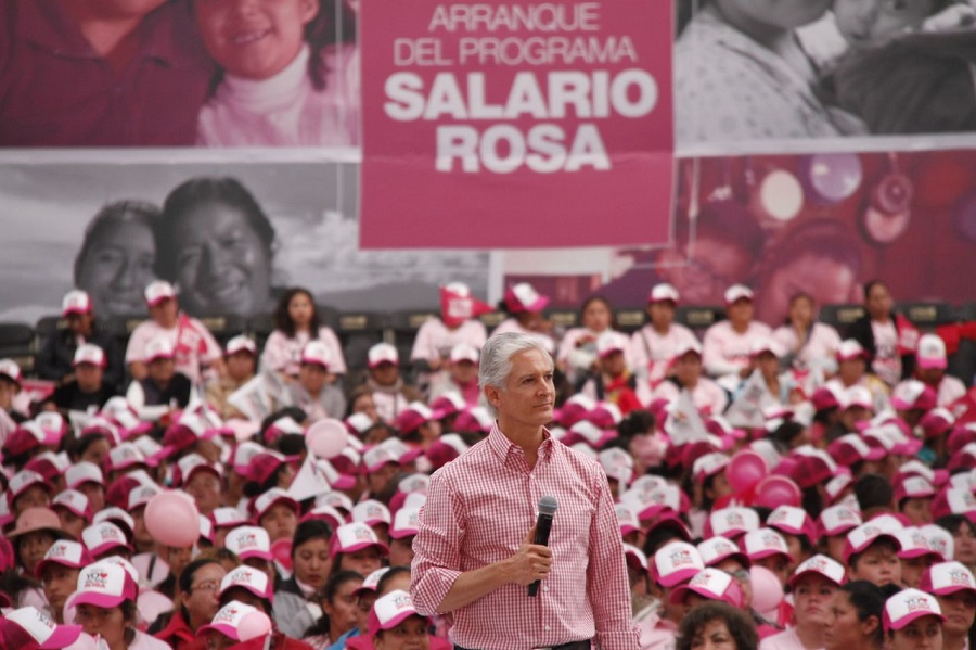 Durante la entrega de las primeras tarjetas en este municipio. 