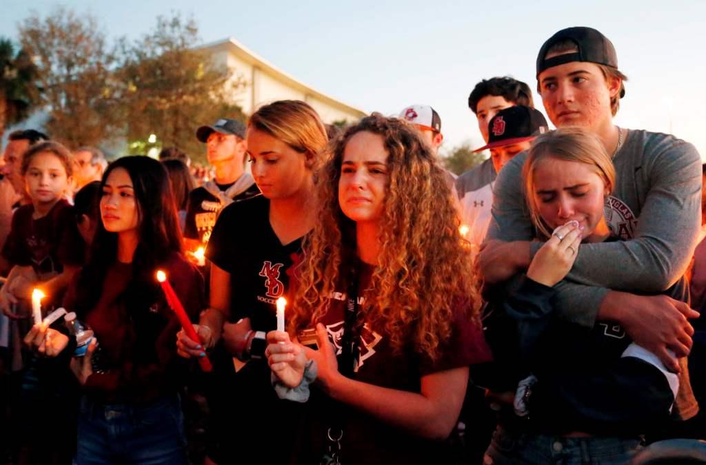 Estudiantes de la escuela secundaria Marjory Stoneman Douglas lloran al recordar a sus compañeros que murieron en el ataque.
