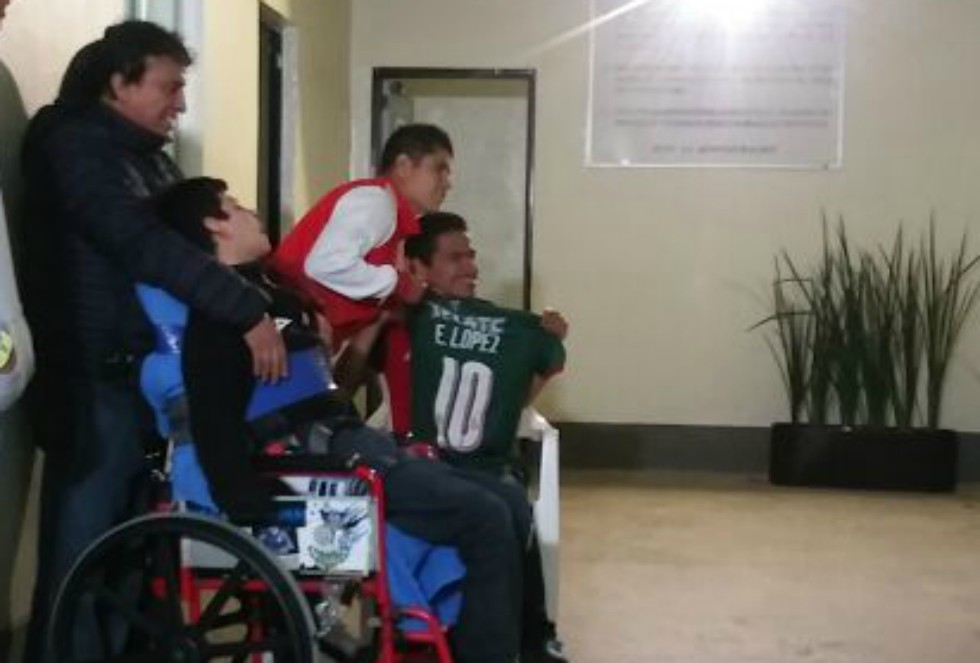 Tras finalizar el encuentro contra Gallos Blancos, la `Chofis´ le regaló su playera a un fan.