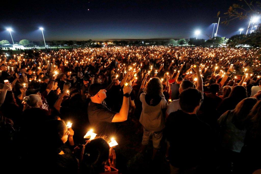 Miles de personas alzan sus velas en memoria de las 17 víctimas del ataque perpetrado por Nikolas Cruz.