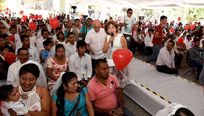 Las parejas sellaron su amor por medio del Registro Civil en presencia de la titular del DIF estatal, Mercedes Calvo de Astudillo.
