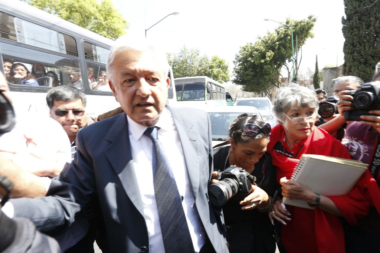 El precandidato de Morena, Andrés Manuel López Obrador, dijo que no hablará con la prensa por la veda electoral.