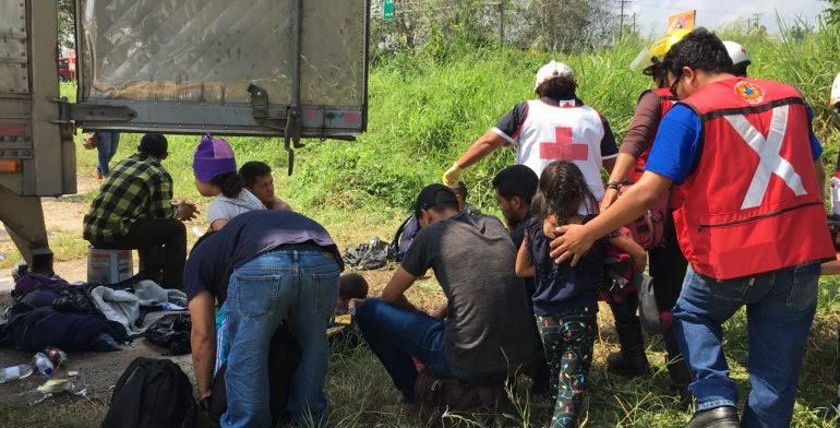 Las autoridades rescataron a los migrantes de la parte trasera de un tráiler abandonado.