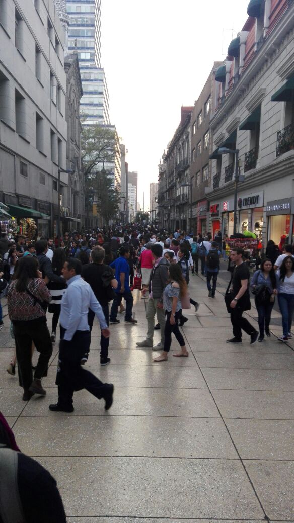 Capitalinos desalojaron edificios durante el sismo.