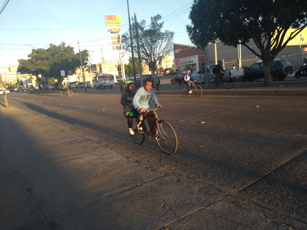 Algunos ciclistas pasan por carriles de autos para llegar rápido a su destino. 