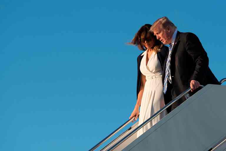 Donald Trump llegó acommpañado de su esposa Melania al Aueropuerto Internacional de Palm Beach.