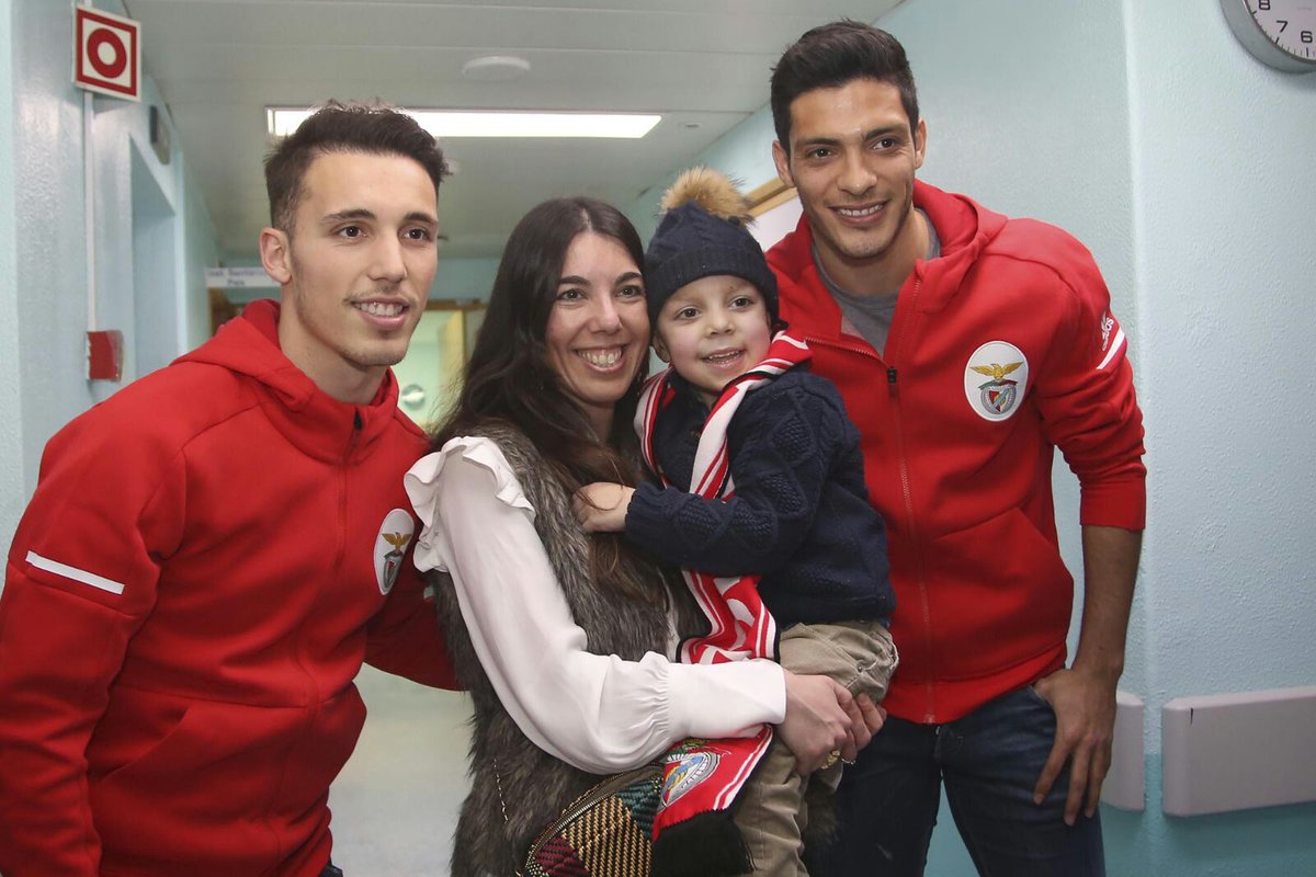 Grimaldo y Raúl Jiménez visitan a niños con cáncer