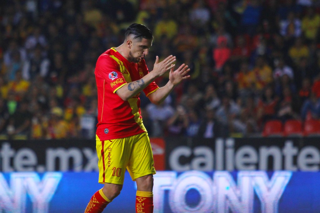 Jugador de Morelia en festejo de gol 
