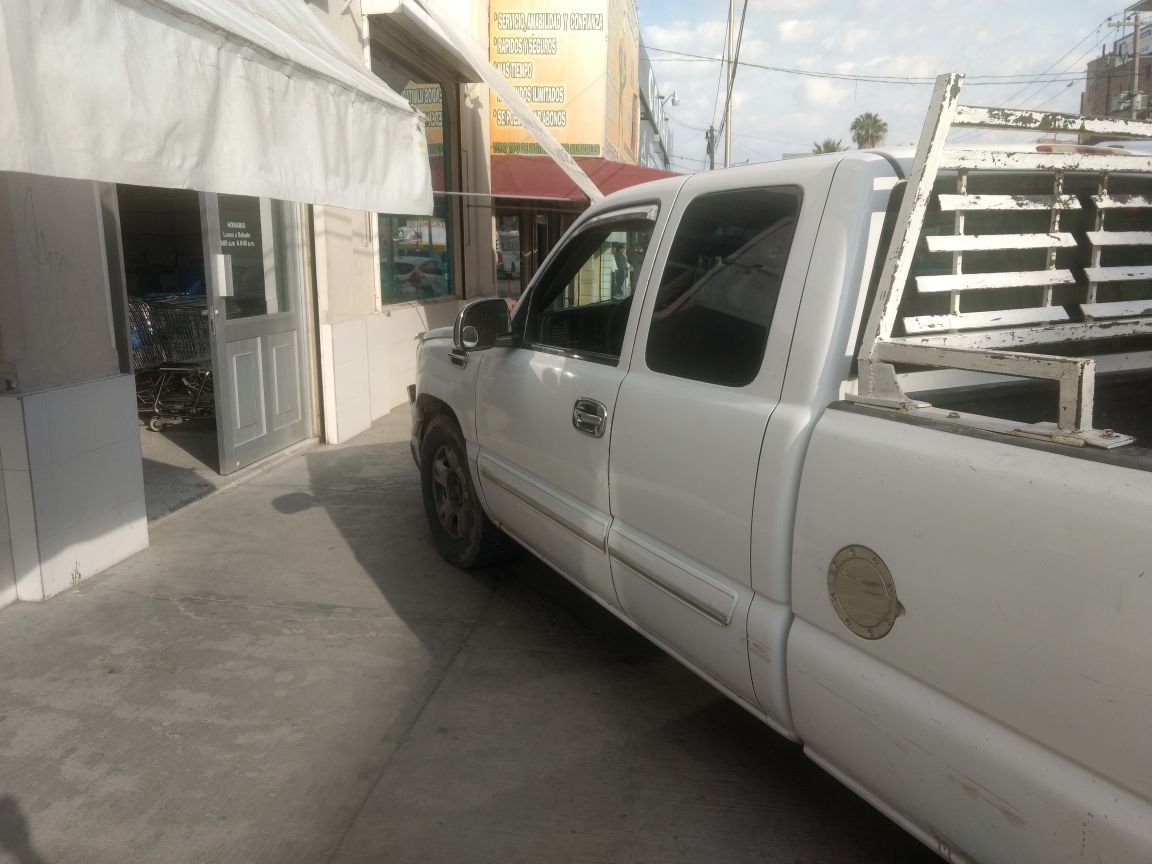 La camioneta primero fue chocada por un autobús.