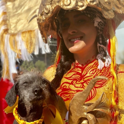 Laura Segovia, bloguera conocida como ‘Budeca’, obtuvo mención honorifica del certamen, con su disfraz “perro chino mexicano”.