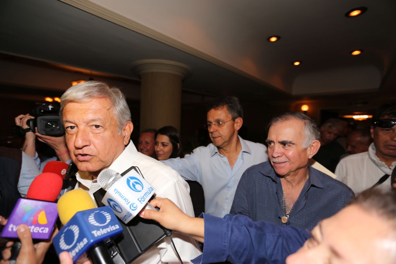 López Obrador dio declaraciones a los medios al concluir su reunión con empresarios en Durango.