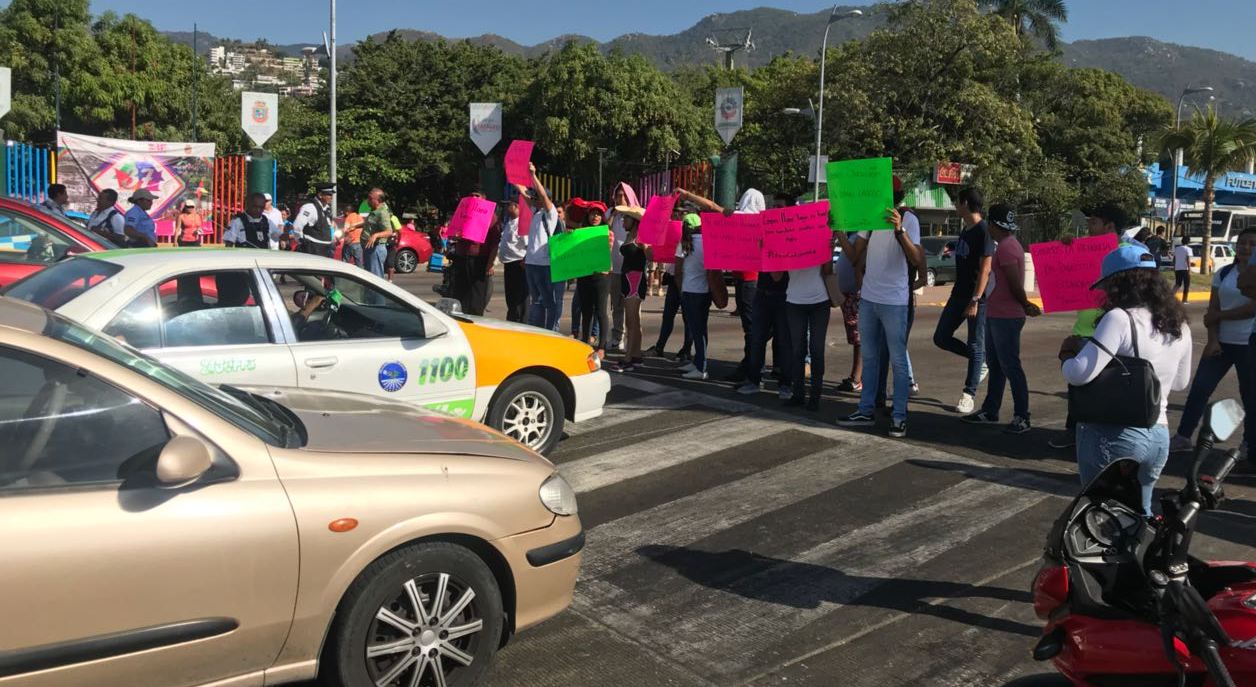 Los estudiantes bloquean intermitentemente ambos carriles de la vialidad.