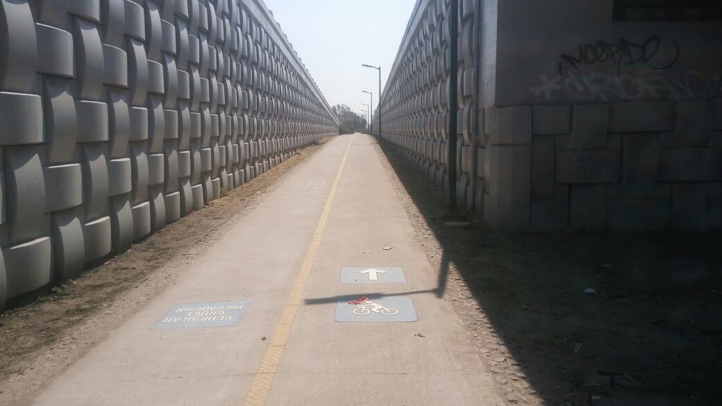 Maleantes esperan a los ciclistas en los puentes. 